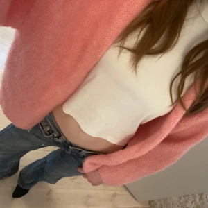 Stickad kofta - Så fin stickad kofta. Köptes här på plick men bara använd en gång. Inga defekter! Hör av dig vid andra frågor😊💞.