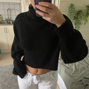 Croppad stickad tröja - Croppad stickad tröja som är i väldigt bra skicka eftersom den knappt är använd. Säljer eftersom den inte kommer till användning.