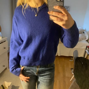 Stickad tröja - Mörkblå stickad tröja i ull från uniqlo
