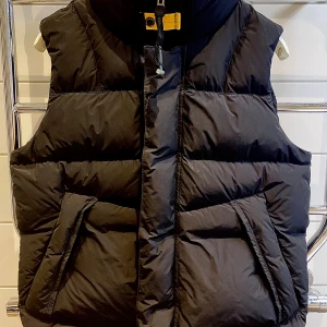 Parajumpers väst - Nästan oanvänd men för liten för sonen. 