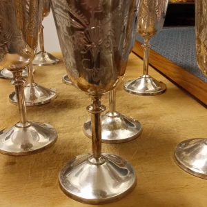 10 Vinglas mönstrade på fot Tenn . - 10 stycken Vinglas mönstrade på fot Tenn och stämpel under foten och viss slitage finnes men obetydligt .