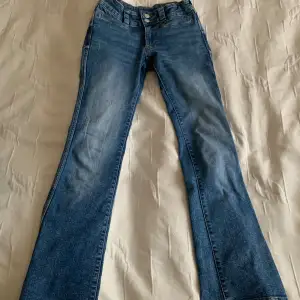 Blå jeans med knappfickor bak🫶🏻Använda få gånger. Dom är i storlek 158 men passar även xxs🫶🏻
