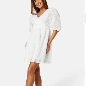 Studentklänning  - Säljer denna klänning som jag hade tänkt ha på mitt utspring.  Aldrig använd bara testad och lappen kvar. Nypris 999, säljer för 500. Pris kan diskuteras vid snabb affär. Storlek 44