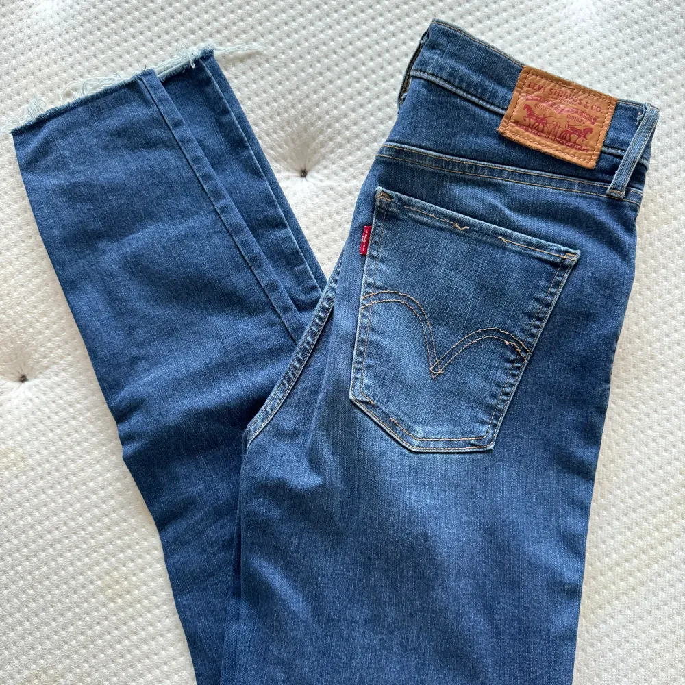 Säljer dessa snygga skinny Levis jeans. Använda fåtal gånger och är som nya, väldigt stretchiga. Storlek 28 och går ända ner till fötterna (är 177 cm) ❤️‍🔥. Jeans & Byxor.