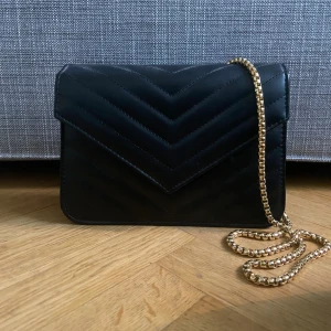 Väska  - Fin handväska med guldkedjor 💕