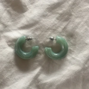 Örhängen - Gröna örhängen i plast. Oanvända💗