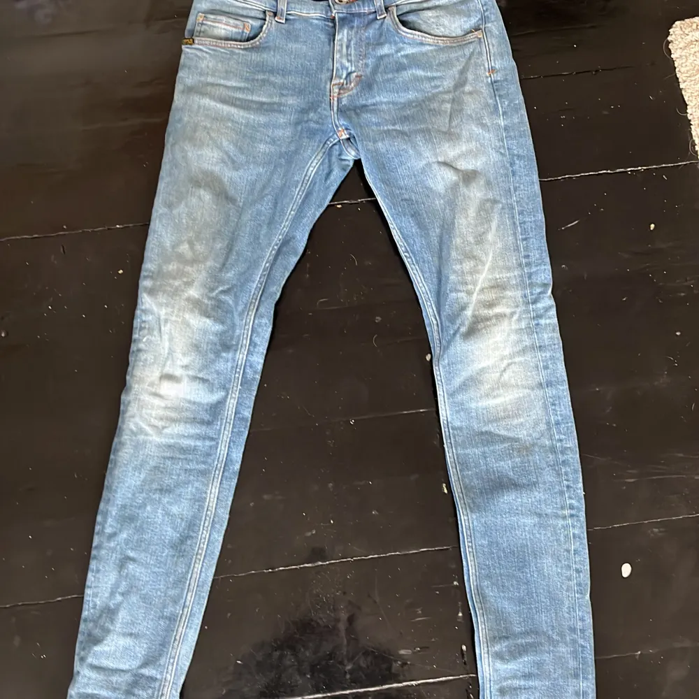 Tja, säljer dessa mörkblå tiger of Sweden jeans i storlek 30/31. Slim fit. Skick 8/10 om du har någon fråga eller fundering är det bara att höra av dig🤝👊. Jeans & Byxor.