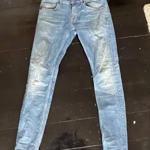 Tja, säljer dessa mörkblå tiger of Sweden jeans i storlek 30/31. Slim fit. Skick 8/10 om du har någon fråga eller fundering är det bara att höra av dig🤝👊
