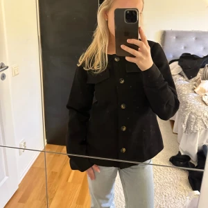 Vårjacka💕 - Kort vår jacka som inte kommer till användning💕bra kvalitet och skönt materiel, använd men myxket sparsamt använd, saknar band till midjan, därav lägre pris💕jag använde jackan utan band, storlek 32 skulle säga, som en xs i storlek 