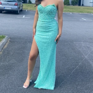 Handmade Klänning Kosovo - Säljer min handmade klänning som syddes i kosovo för mig. Storleken är XS och klänningen stängs genom band så det är anpassbart. 