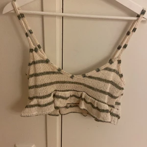 Topp Till bikini - Supersöt volangtopp som är perfekt över en bikinitopp på sommaren.