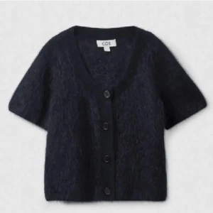 Cos kofta - INTRESSEKOLL, Snygg cos kofta i super skick! Storlek S🌸 Mörkblå säljer direkt för 1000kr