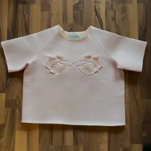 Otrolig babyrosa tröja av den svenska designern Minna Palmqvist. (Ser mer rosa ut IRL). ”Skumgummi