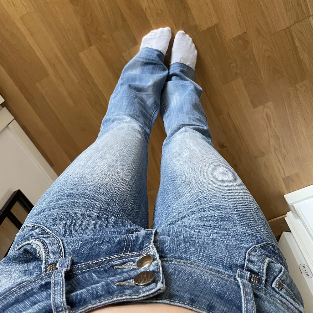 Lågmidjade ljusa bootcut jeans. Storlek EU40 men passar mig som vanligtvis har 36.  Jag är 165cm lång. 💛. Jeans & Byxor.