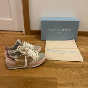 Philippe Model skor - Säljer dessa snygga skor från Philippe model i storlek 36! De är i bra skick skulle säga typ 9/10. Vid fler frågor eller funderingar skriv!