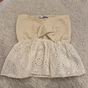 Zara topp - Säljer denna slutsålda toppen från sommaren, supersöt topp från zara💕Använd fåtal gånger och inga defekter. Säljer då den knappt kommit till användning💕