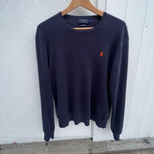 Ralph Lauren Crewneck  - En skön Raffe crewneck i super skönt material. Storlek M men kan sitta som större S. Väldigt bra skick. Skriv vid funderingar! 🤙