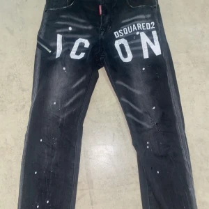 Jeans, Dsquared2  - Jeans med märket Dsquared2. Skicket är 9/10 knappt använda.