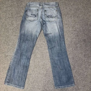 Jeans - Sjukt snygga jeans som inte kommer till användning tyvärr då dom är försmå för mig. Kom privat för mer beskrivning🌟🌟