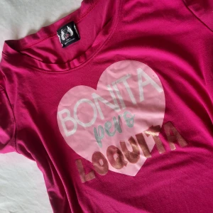 T-shirt med spansk text - T-shirt med spansk text från fashion nova. Strl S men är oversized.