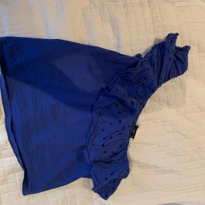 Snedskuren tröja  - Den är i bra skick. Skulle säga att den är rätt så lite i storleken.