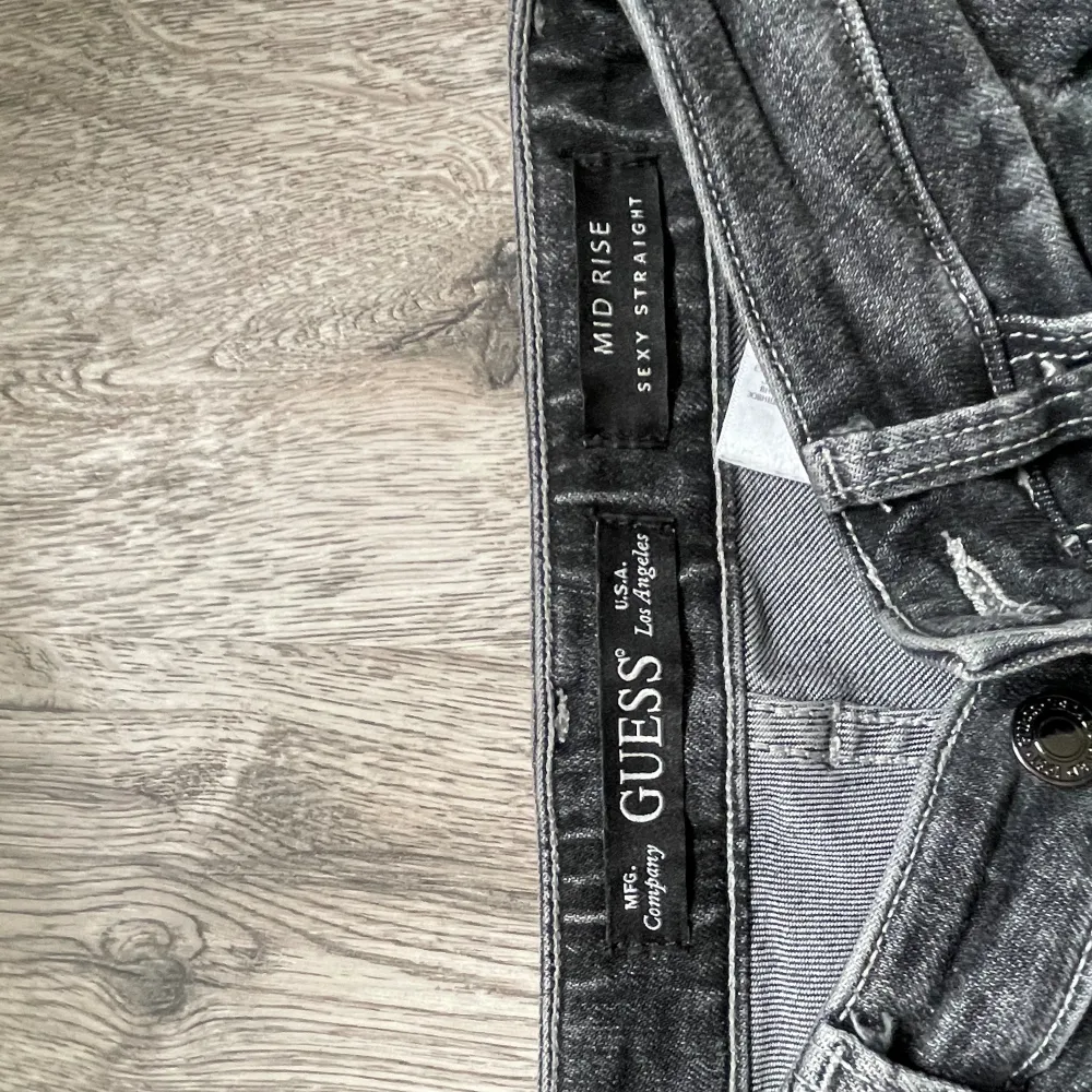 Säljer mina sparsamt använda guess jenas, dem är midwaist i storlek 24 men är väldigt stretchiga så passar även om man har 25/26🩷 Dessa fins inte att köpa längre där av priset! . Jeans & Byxor.