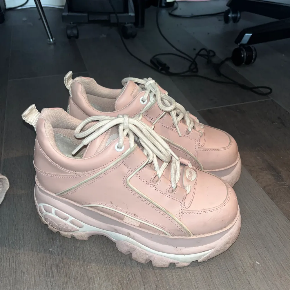 Ett par jättesöt platå chunky sneakers från buffalo london i baby rosa! Varan har tecken på användning men är fortfarande bra skicka, är mest lite smutsiga i sulan vilket jag kan lösa! Pris kan diskuteras . Skor.