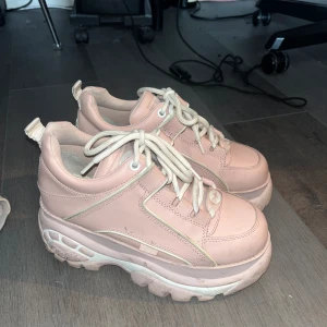 Nappa Leather Baby Pink Buffalos - Ett par jättesöt platå chunky sneakers från buffalo london i baby rosa! Varan har tecken på användning men är fortfarande bra skicka, är mest lite smutsiga i sulan vilket jag kan lösa! Pris kan diskuteras 