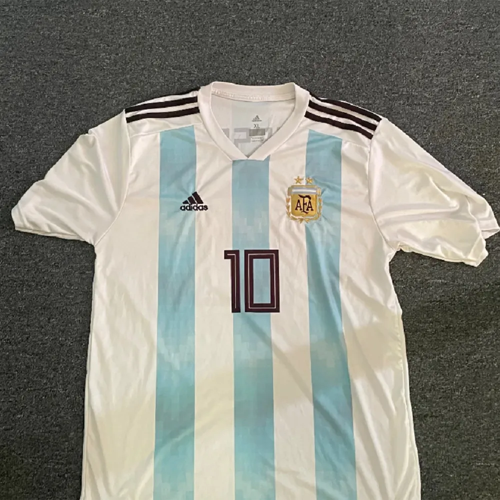 Säljer min Argentina tröja då den har aldrig används pga storleken. Messi på ryggen då han gjorde den snygga målet mot Nigeria. . T-shirts.