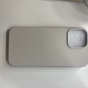 Jätte snyggt mobilskal!! - Säljer ett oanvänt mobilskal som jag fick i julklapp men var tyvärr fel modell ❤️ det är för en iPhone 13 PRO max  Kosta från början 300kr men har som sagt har skalet typ aldrig varit ute ur kartongen ❤️