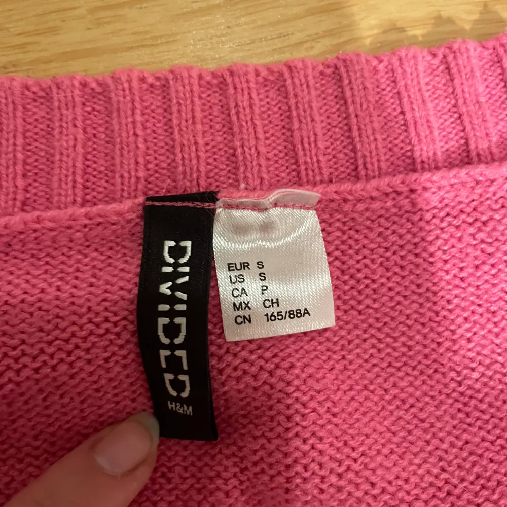 En rosa stickad kortare tröja. Säljer för att den är för liten för mig. Köp på H&M har mest legat i garderoben. Hoppas någon annan kan få nytta av den:) köparen står för fraktkostnaden . Tröjor & Koftor.