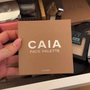 Säljer en helt ny och oanvänd classy palette från caia. 