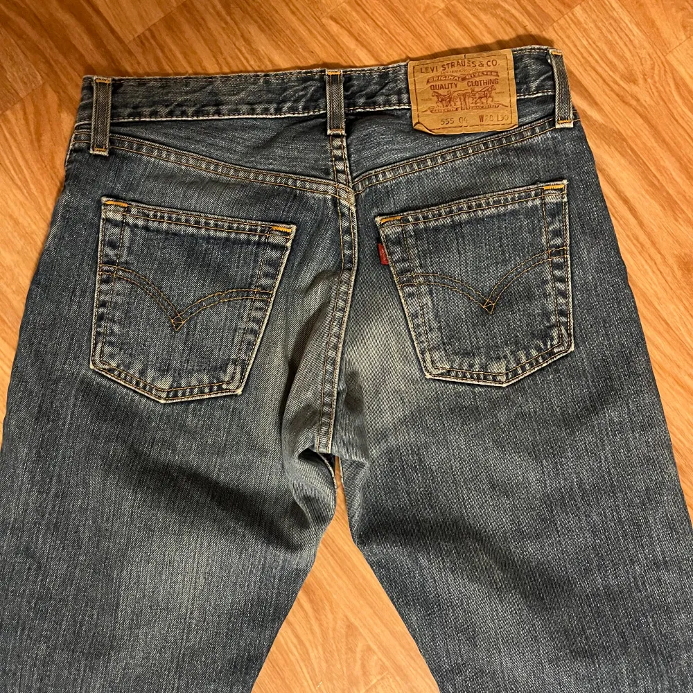 Grymt snygga och populära low waist jeans från levi’s, köpta second hand i fint skick!! Står ingen storlek i jeansen men skulle bedöma som en storlek 36😊. Jeans & Byxor.