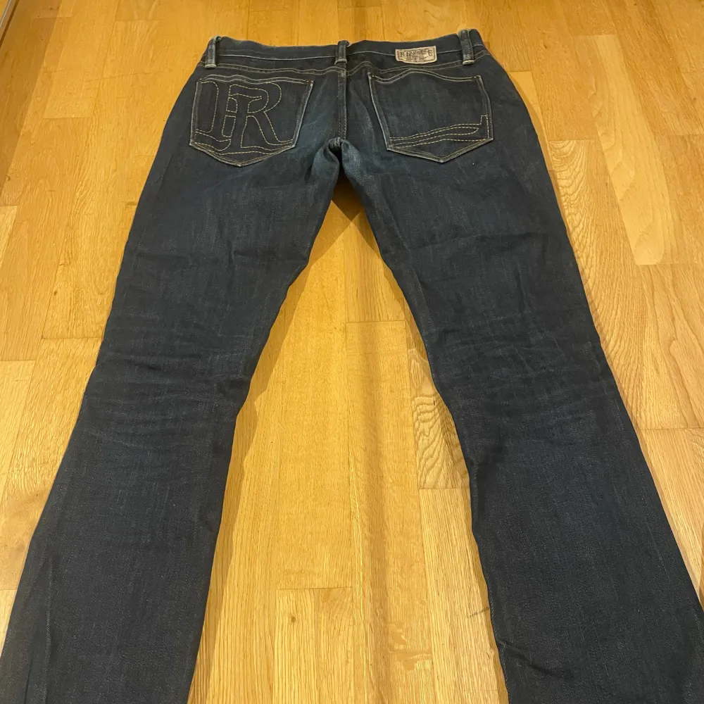 Jätte fina lågmidjad mörk blå jeans har andvänt bara ett fåtal gånger men inga defekter.. Jeans & Byxor.