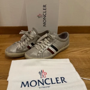Moncler skor - Säljer dessa snygga skor från Moncler i storlek 36! De är i hyfsat bra skick skulle säga typ 8/10. De är endast lite smutsiga, tvättas innan frakt. Vid fler frågor eller funderingar skriv!