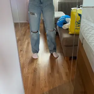 Jeans med hål från Gina tricot 