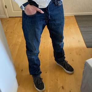 Snygga Replay jeans i storlek W29 L34. Passar (W28-W30) och (L32-34).  Skick 9/10.   Ställ gärna frågor vid funderingar!