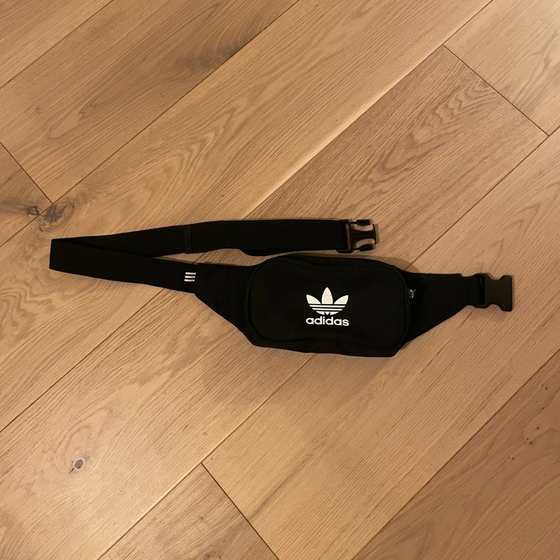 Adidas Magväska - 90