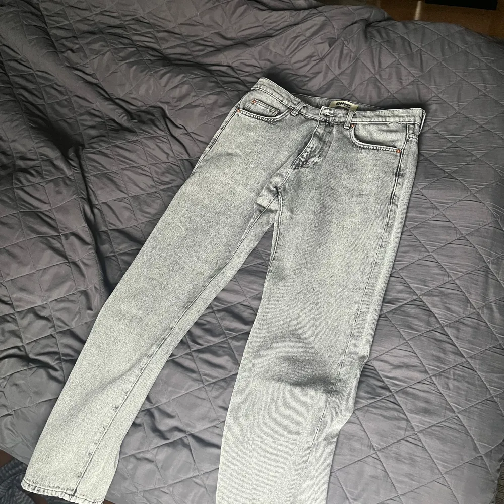 Sparsamt använda, inga skador, strl 31/30. Jeans & Byxor.