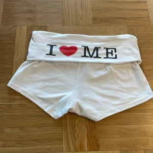 Vita shorts - Vita foldover shorts med tryck i love me på baksidan.