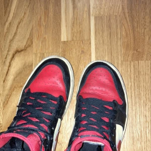 Jordan 1 - Jag säljer mina Jordan 1 som jag köpte på stock x i vintras för 2500. Säljer dessa då jag växt ur dom. Inga större skador på skorna förutom att den högra är lite creasad. Lådan finns om man vill ha skorna är storlek 40,5 men passar även 41,5