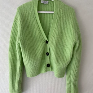 Stickad kofta - Säljer min äppelgröna stickade kofta från & other stories