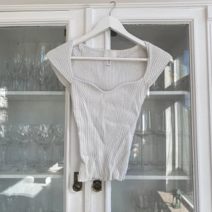 Söt topp - Supersöt topp💘 använd väldigt fåtal gånger men syns lite i färgen att den är använd, finns lite defekter (sista bilden) 😊frakt: 45kr💘  tryck inte på köp nu