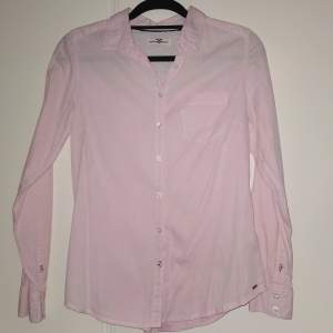 En fin rosa skjorta i storlek 36, i väldigt fint skick.