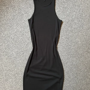 svart klänning  - lång svart klänning. bra till sommaren! I nyskick