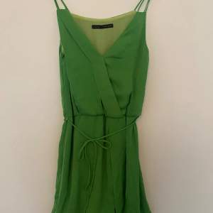 Fin grön klänning från Zara i storlek XS. Säljer denna då den är för liten för mig, den är använd en del men den är i fint skick!