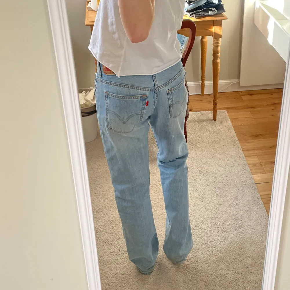 Jättesnygga low waist Levis jeans! Bra skick och med väldigt snygg tvätt!  Midja ca 80  Längd ca 85 😁😁. Jeans & Byxor.