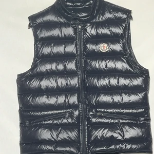 Moncler gui väst - Säljer nu min Moncler väst då den inte passar. Den är 9/10 skick självklart äkta. Mitt pris 2999 ny pris 8500. Storlek 2 eller S/M. Vid snabb affär kan priset diskuteras