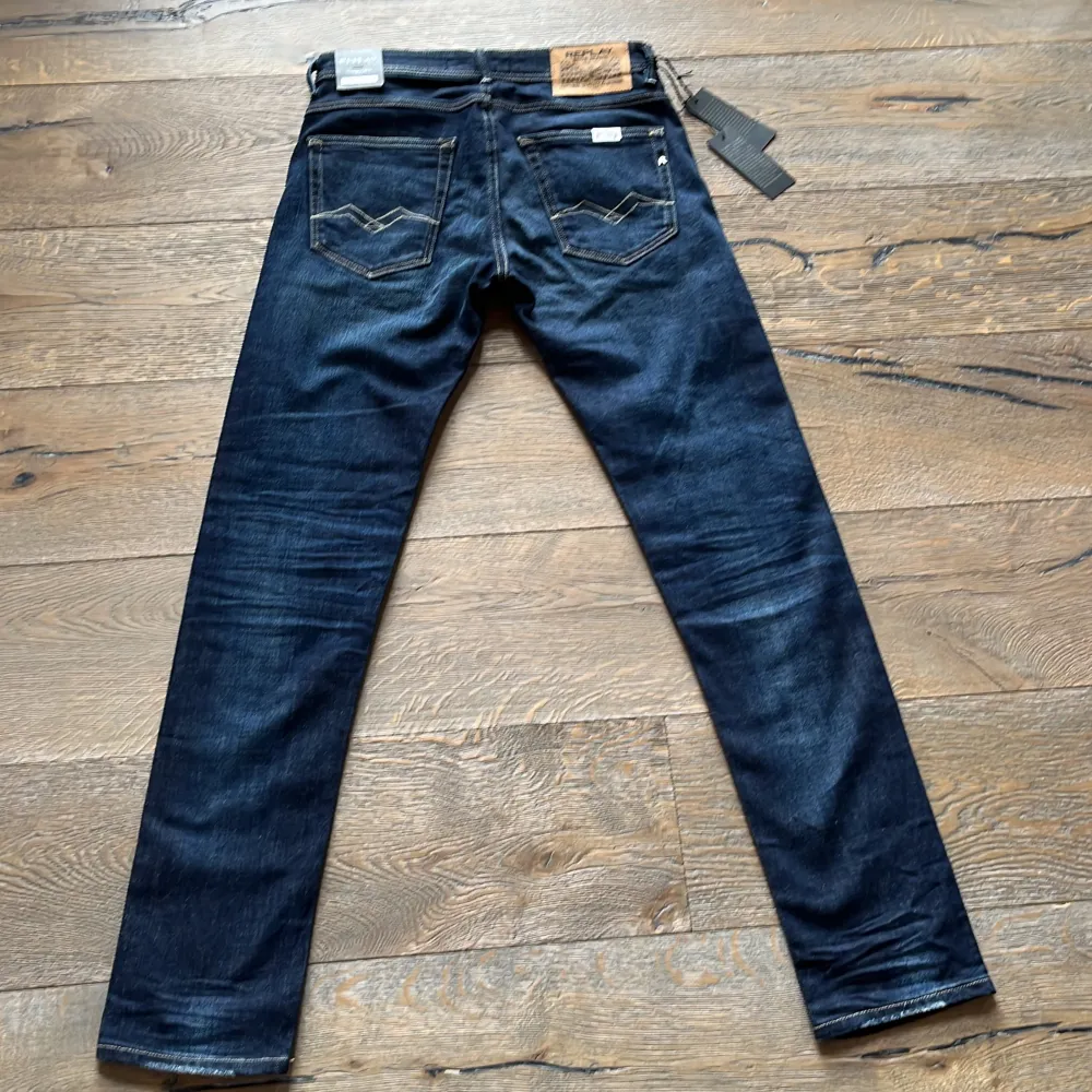 Säljer ett par helt nya replay jeans i modellen Willibi som sitter precis som ett par anbass. W28 L32. Jeans & Byxor.