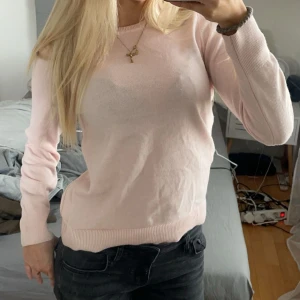 Kashmir blandning tröja - RENSAR SÅ SÄLJER MASSA AS BILLIGT😍‼️ rosa stickad i Kashmir blandning! Super snygg bra skick storlek M men passar xs/s